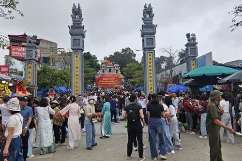 Dòng người nô nức về đền Bà Chúa Kho 'vay lộc' đầu xuân Bính Ngọ