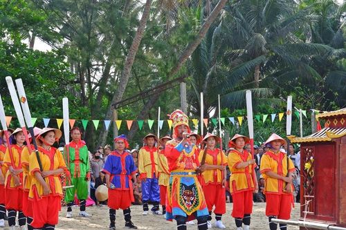 Rộn ràng lễ hội cầu ngư ở làng biển Thuận An