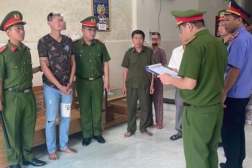 Công an Điện Bàn bắt tạm giam đối tượng mang hung khí vào quán cà phê gây rối
