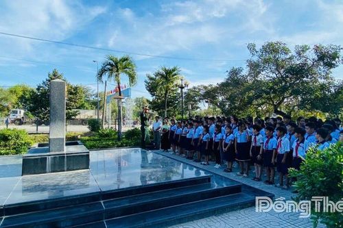 Học bên cột mốc biên cương