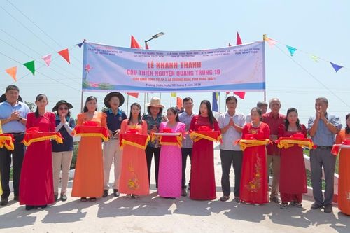 Trường Xuân: Khánh thành cầu nông thôn và trao quà cho học sinh, hộ nghèo