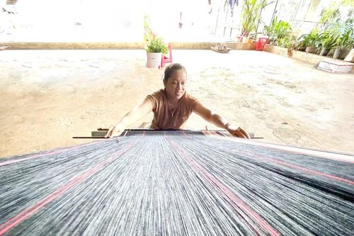 Phả tình yêu lên khung dệt