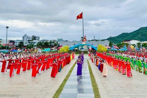 Đồng diễn, diễu hành áo dài với chủ đề 'Phụ nữ Gia Lai - Khát vọng phát triển'