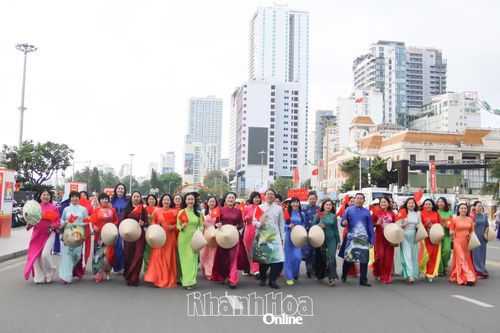 Hơn 3.000 phụ nữ Khánh Hòa tham gia đồng diễn dân vũ, diễu hành áo dài