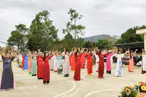 Hội Liên hiệp Phụ nữ xã Diên Lạc tổ chức đồng diễn dân vũ nhân ngày 8-3
