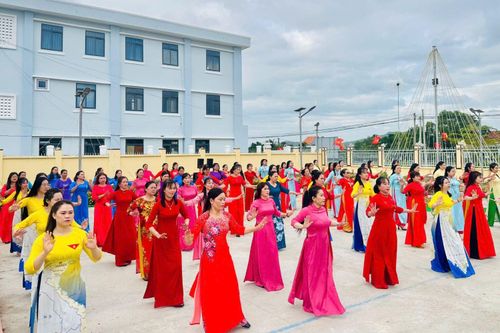 100 cán bộ, hội viên phụ nữ xã Vạn Hưng đồng diễn dân vũ kỷ niệm Ngày Quốc tế Phụ nữ