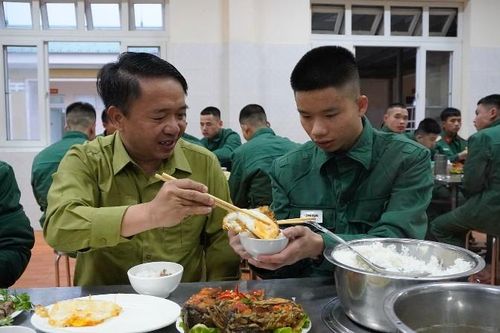 Bữa cơm đầu tiên ấm áp của tân binh