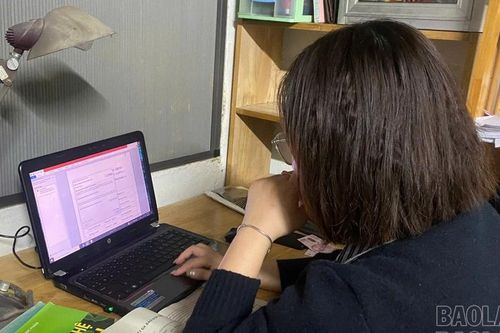 Bờ vai nhỏ 'gánh' cả mái nhà
