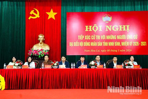 Đồng chí Bí thư Tỉnh ủy Trần Huy Tuấn và các ứng cử viên đại biểu HĐND tỉnh khóa XVI tiếp xúc cử tri phường Nam Hoa Lư