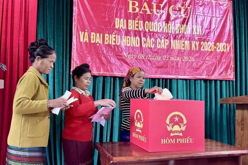 Bầu cử sớm ở các bản vùng sâu của xã biên giới Trường Sơn