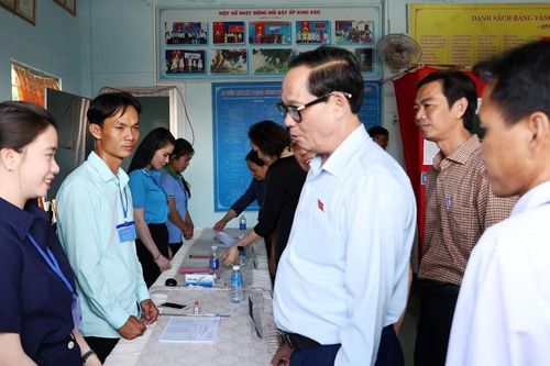Phó Chủ tịch Quốc hội, Thượng tướng Trần Quang Phương kiểm tra công tác chuẩn bị bầu cử tại xã Đất Mũi, Cà Mau