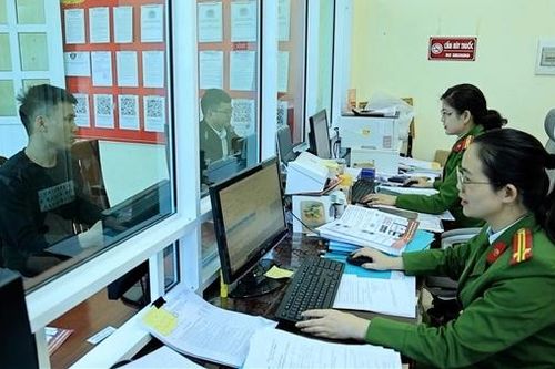 Đẩy mạnh chuyển đổi số trong giải quyết thủ tục hành chính, phục vụ nhân dân