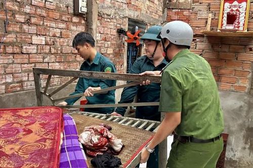 Công an giúp dân khắc phục hậu quả sau dông lốc do mưa trái mùa