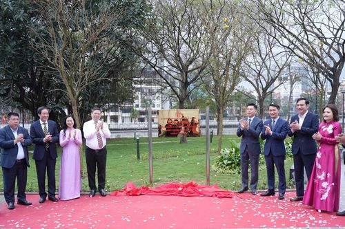 Gắn biển công trình cải tạo hồ Đống Đa