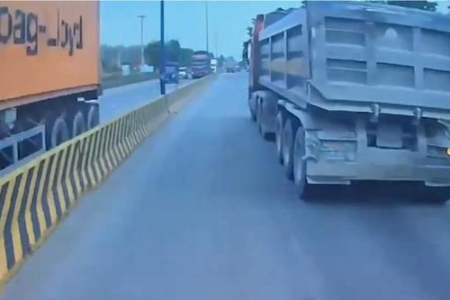 Xử phạt tài xế xe ben che biển số, chèn ép xe khác