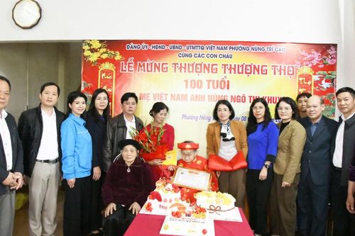 Phường Nùng Trí Cao mừng thượng thọ 100 tuổi Mẹ Việt Nam anh hùng Ngô Thị Khuya