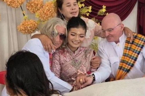 Cô dâu Thái Lan 37 tuổi gây sốc: Cưới cùng lúc 2 chú rể ngoại quốc là bạn thân, nhận sính lễ 'khủng'
