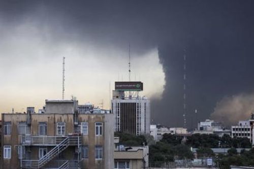 Israel tấn công hàng loạt vào các kho bãi, nhà máy lọc dầu của Iran