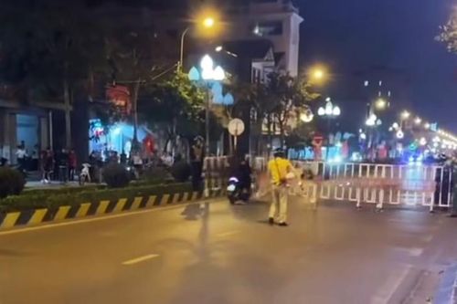 Bất chấp rào chắn, nhóm thanh niên chở 3 lao xe tốc độ cao để 'thông chốt'