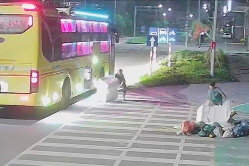 Xử lý nhân viên xe khách giường nằm ngang nhiên xả rác ven đường TP Huế
