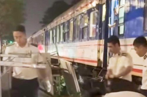 Băng qua đường sắt ở Hà Nội, người đi xe máy bị tàu hỏa tông tử vong