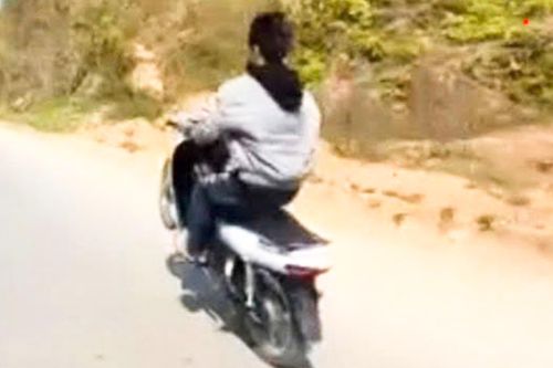 Sơn La: Quay clip bốc đầu xe máy trên quốc lộ, hai thiếu niên bị triệu tập
