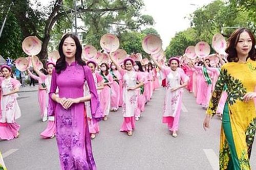 Cà phê cuối tuần: Từ trang phục đến biểu tượng văn hóa