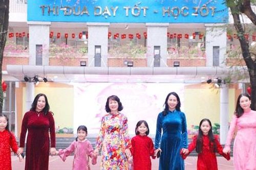 Phụ nữ Thủ đô thướt tha trong tà áo dài truyền thống