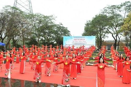 Phụ nữ Yên Sở sôi nổi đồng diễn dân vũ