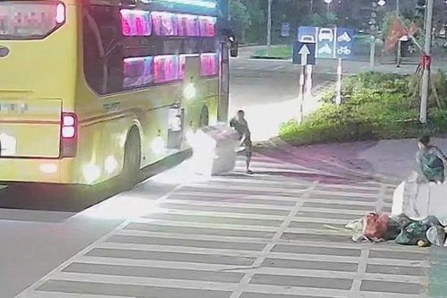Thấy rác bên đường, Chủ tịch phường yêu cầu trích xuất camera tìm người xả rác
