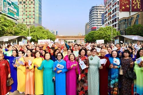 3.000 người đồng diễn áo dài trên phố đi bộ Nguyễn Huệ