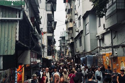 Hai 'phố đường tàu' tại Hà Nội: Nơi rào chắn, chỗ lại 'mở tự do'