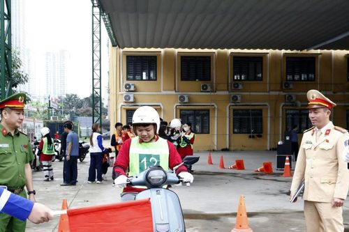 Chùm ảnh: Học sinh THPT Hà Đông trải nghiệm lái xe sa hình cùng Công an Hà Nội