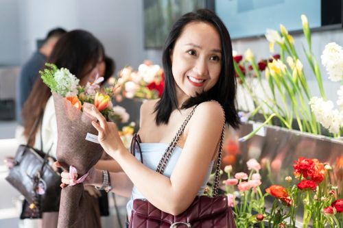 Tiệm cà phê robot pha chế, AI bán hoa ở TP.HCM