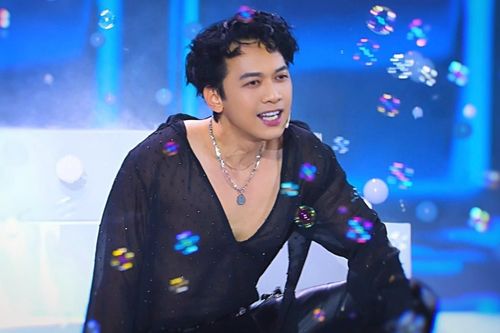 Chủ tịch ACB gây chú ý với tạo hình sexy