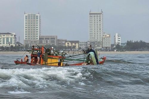Ngư dân vật lộn với sóng lớn