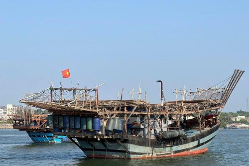 Hai tàu cá Quảng Ngãi trôi dạt trên biển, lực lượng chức năng khẩn trương hỗ trợ