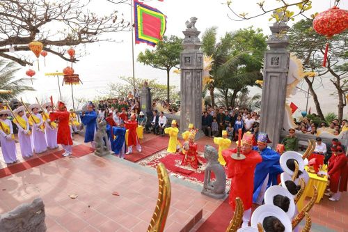 Độc đáo tục 'chạy ói, tung kiệu' ở ngôi đền linh thiêng bậc nhất xứ Nghệ