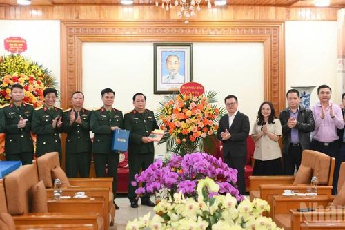 Đoàn công tác Báo Nhân Dân thăm, chúc mừng Sư đoàn 325 nhân dịp kỷ niệm 75 năm thành lập