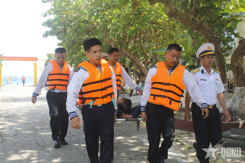 Đảo Song Tử Tây (đặc khu Trường Sa) cấp cứu kịp thời ngư dân bị giảm áp