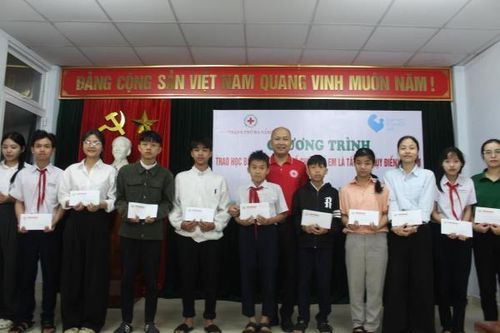 Trao học bổng cho 52 học sinh, sinh viên khó khăn
