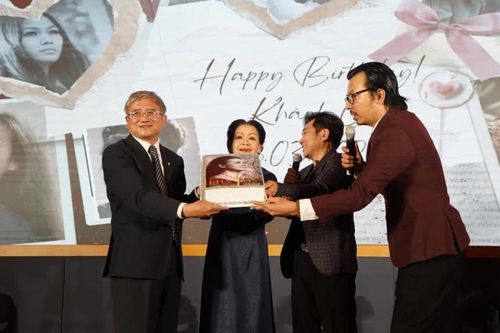 Nữ danh ca Khánh Ly giao lưu cùng người hâm mộ, đón sinh nhật tuổi 81 bên gia đình