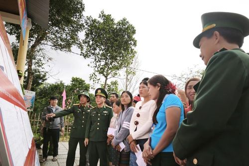 Đồn Biên phòng Làng Mô tham gia bảo đảm bầu cử sớm ở xã Trường Sơn, tỉnh Quảng Trị