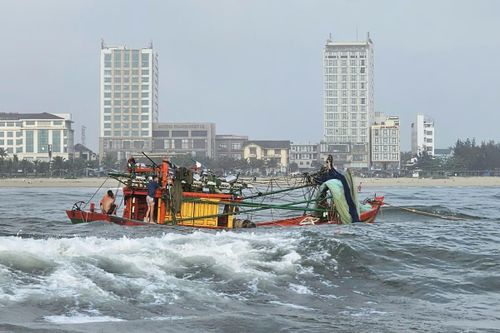 Đồn Biên phòng Nhật Lệ cứu nạn thành công tàu cá bị lật khi đang vào cửa Nhật Lệ