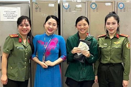Du khách Mỹ cảm ơn An ninh hàng không Quảng Trị hỗ trợ tìm lại ví tiền thất lạc