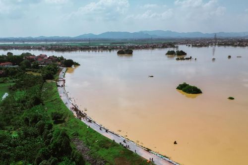 Hạn chế giao thông đường thủy trên sông Cầu để xử lý sạt lở khẩn cấp