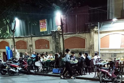 Sau 'tối hậu thư' của Giám đốc Công an Hà Nội, nhiều hàng quán vẫn chiếm hết vỉa hè