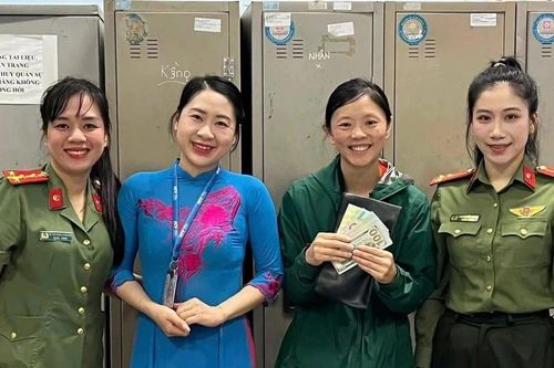 Du khách Mỹ, Anh xúc động khi nhận lại tài sản thất lạc ở Quảng Trị