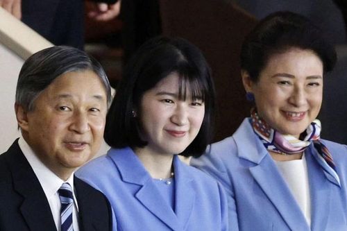 Công chúa Nhật Bản đi xem bóng chày