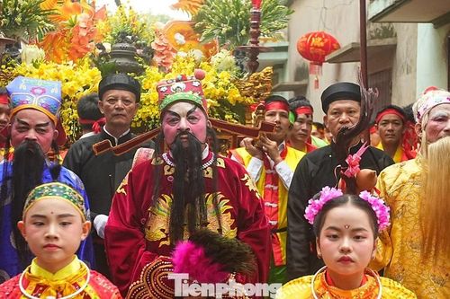 Dân làng Thổ Hà đổ ra đường xem rước Phúc - Lộc - Thọ